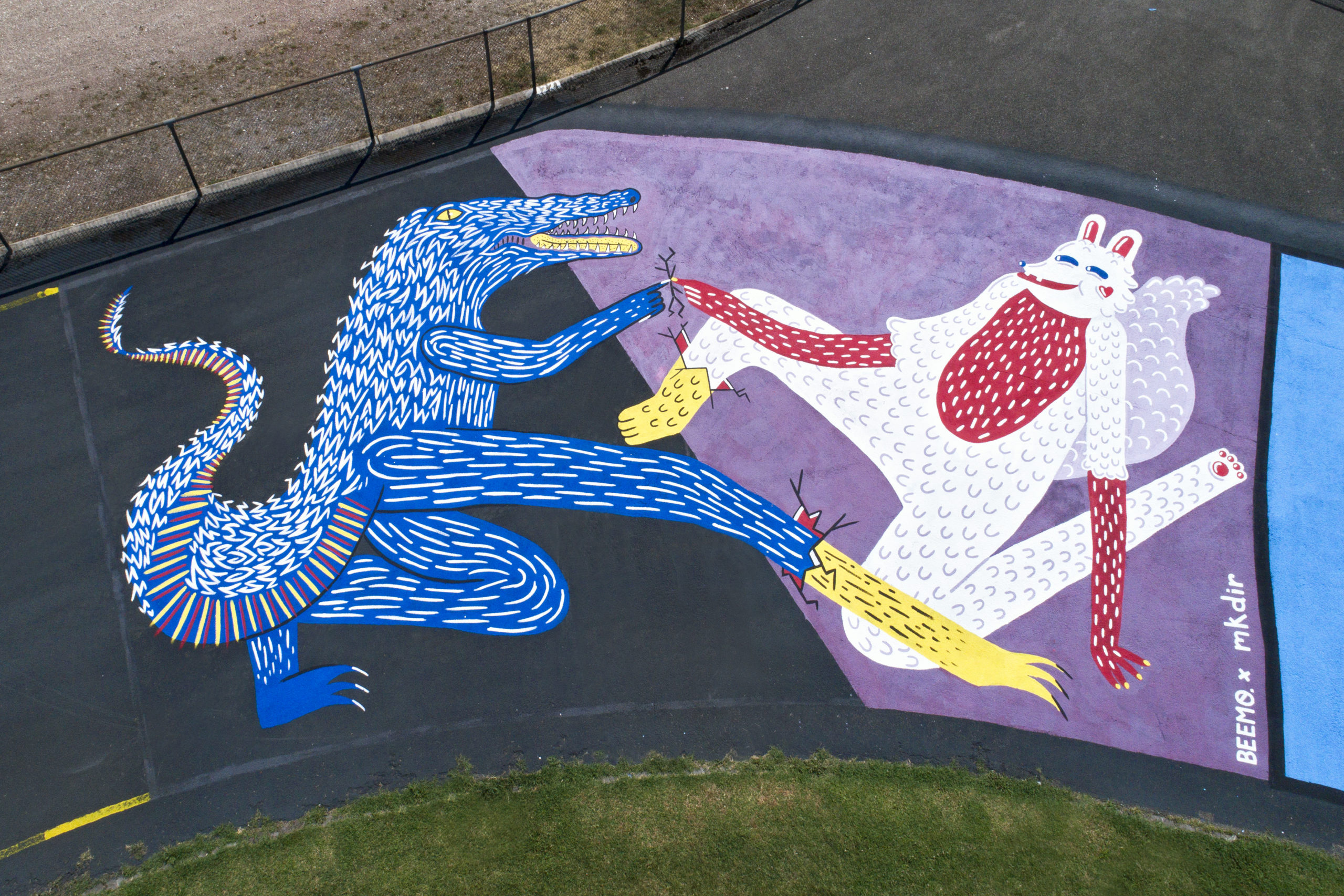 Fresque au sol lors d'un festival d'art urbain et représentant un crocodile et un écureuil