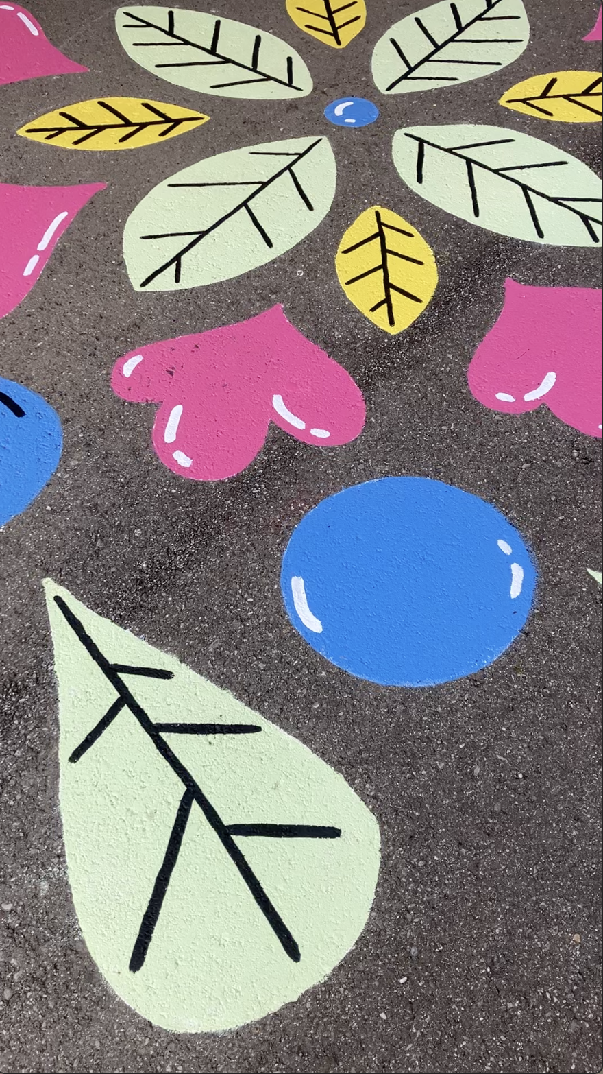 Mandala de la fresque peinte dans uen cour de récréation à Fribourg