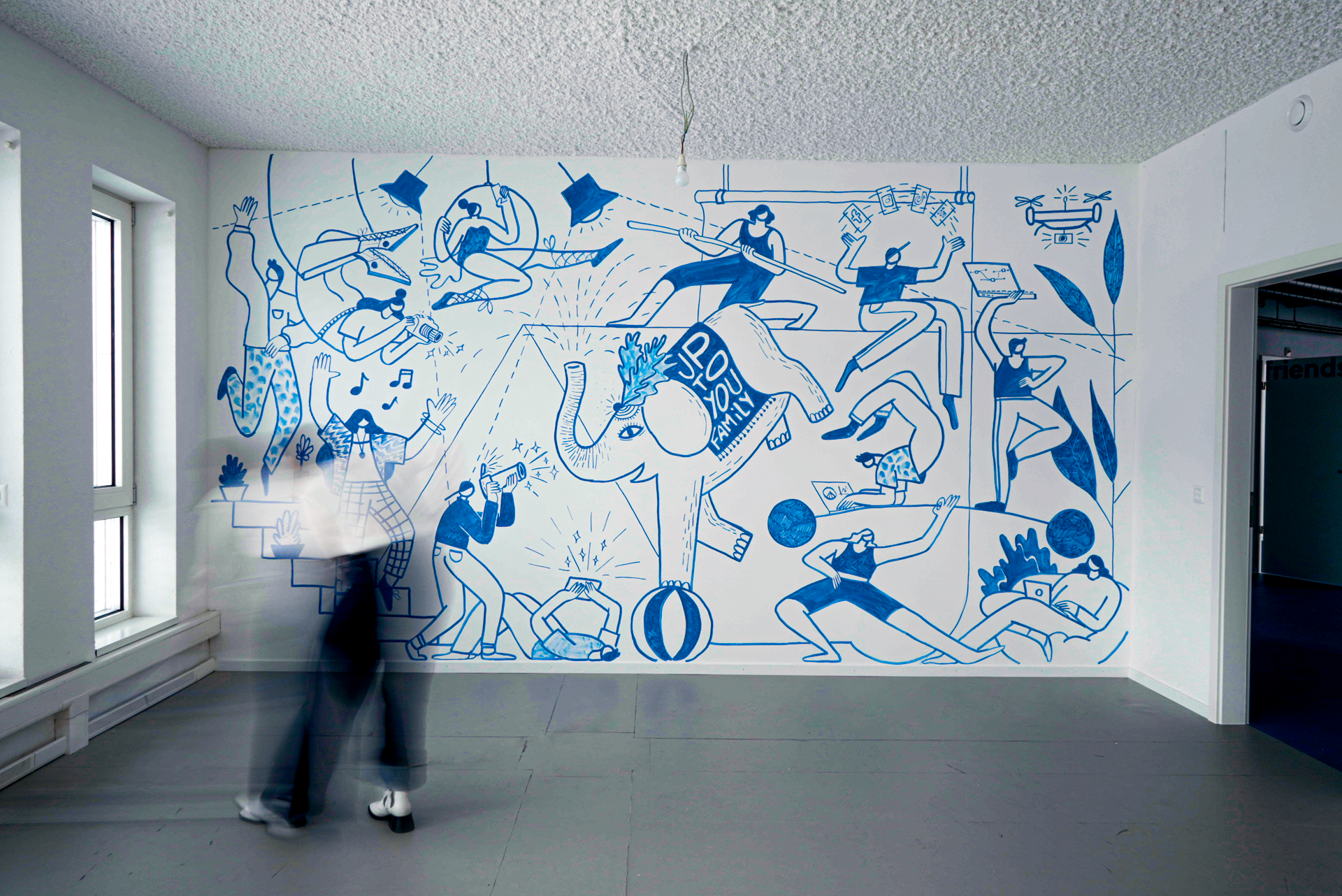 Fresque mural dans la salle de pose d'une entreprise fribourgeoise. Un personnage en flou de mouvement se déplace dans la pièce