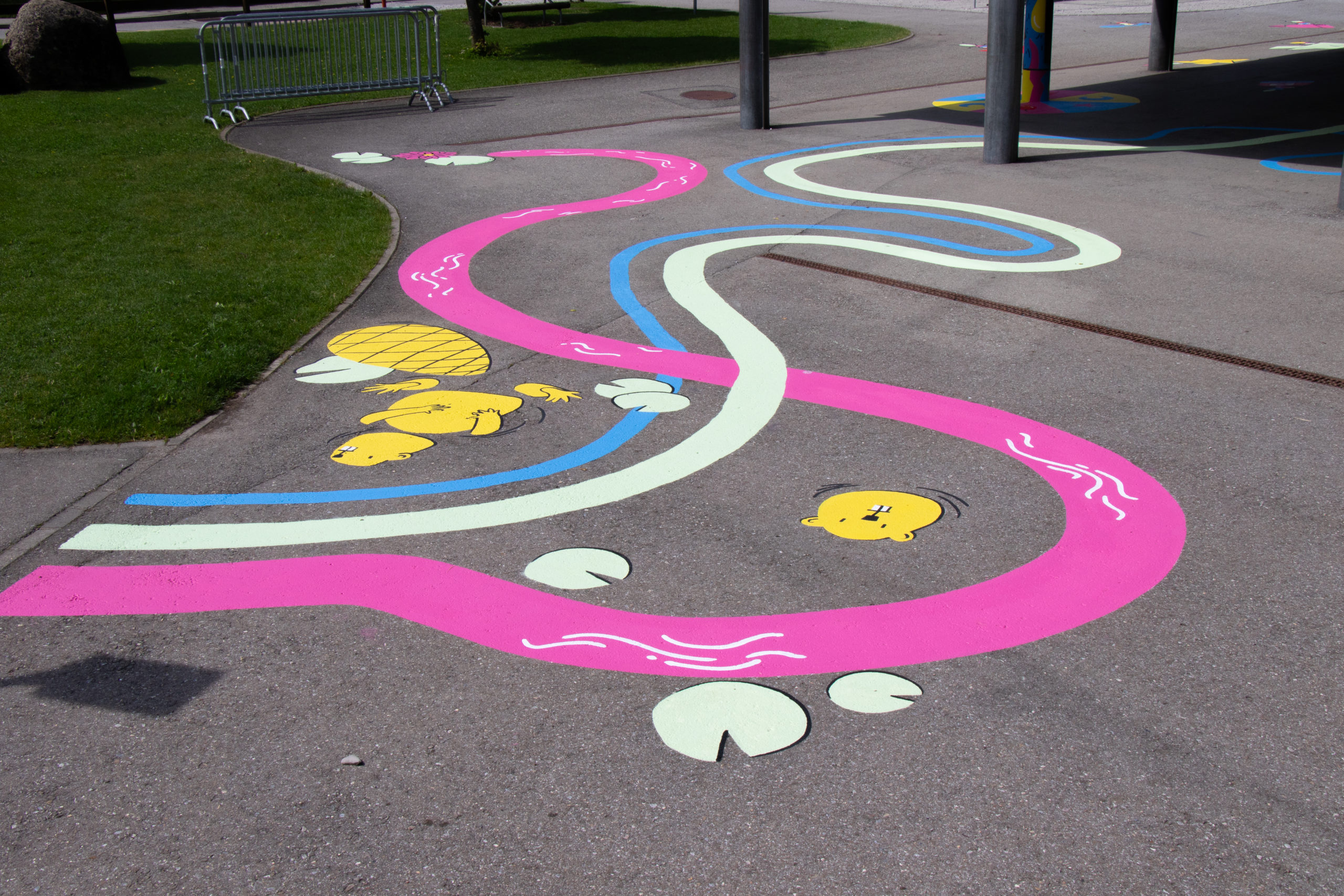 Fresque au sol où on voit un castor et des rivières stylisée.