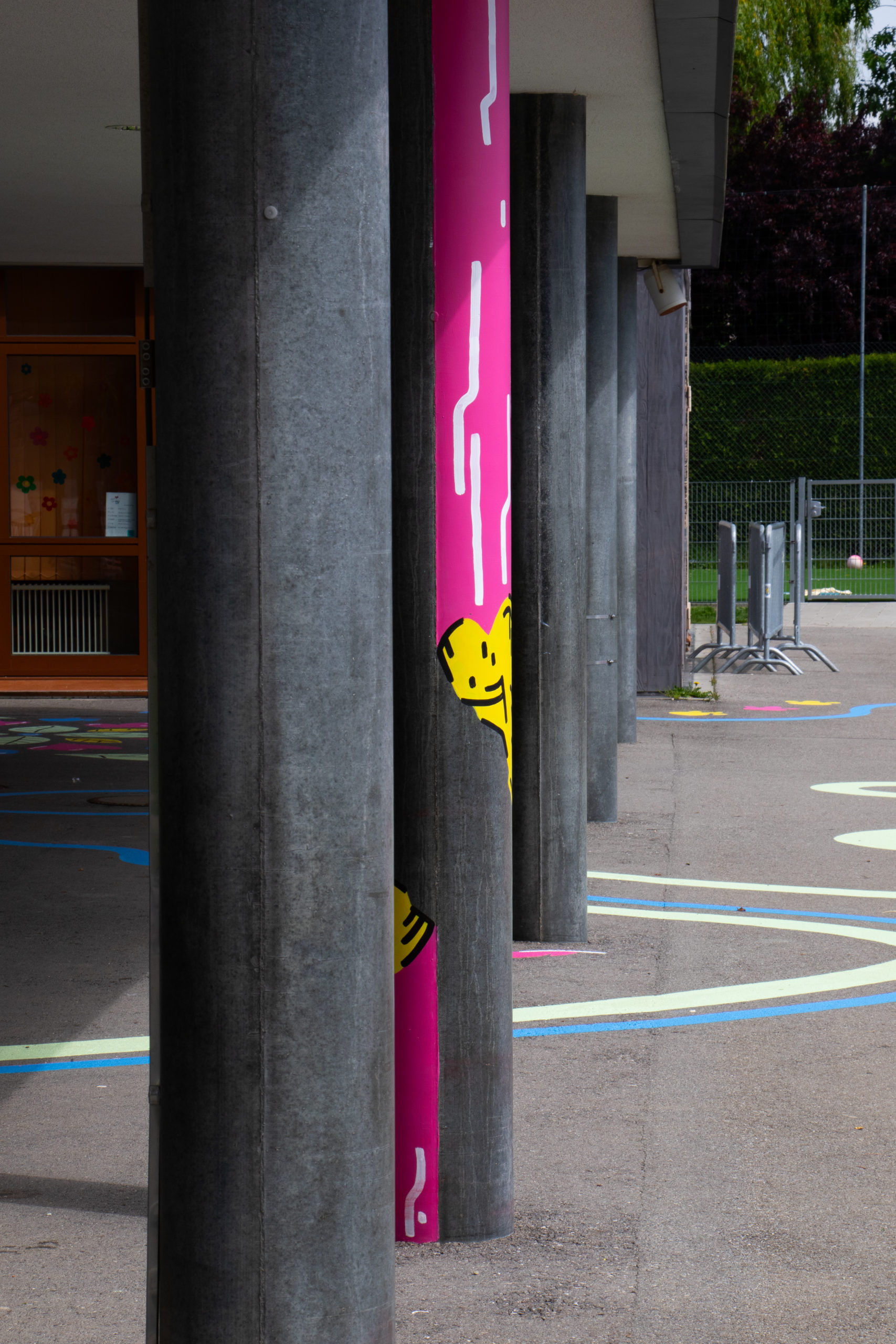 Photo de la cour de récréation d'une école à Fribourg où on.y voit la fresque peinte par des artistes de Maison Noctua