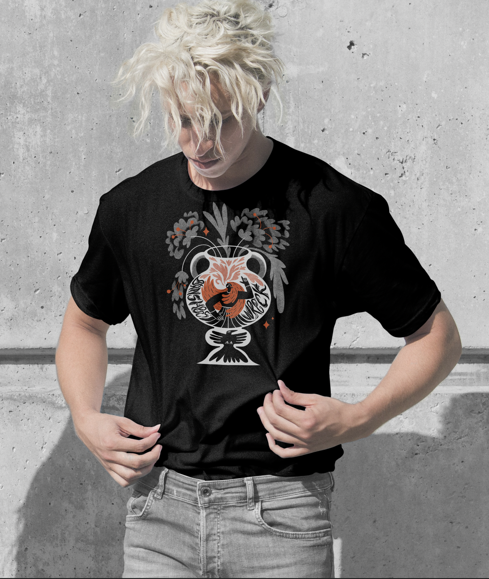 Un homme au cheveux blond qui porte un T-shirt noir avec l'illustration réalisée pour le Banshees'